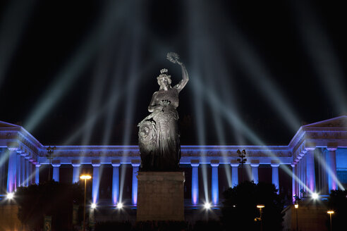 Deutschland, Bayern, München, Beleuchtete Bavaria-Statue und Ruhmeshalle während des nächtlichen Oktoberfestes - FO003336