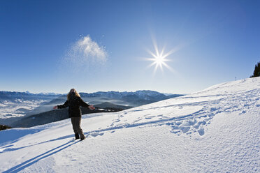 Deutschland, Bayern, Blomberg, Wanderin am Zwieselberg beim Schneewerfen - FOF003342