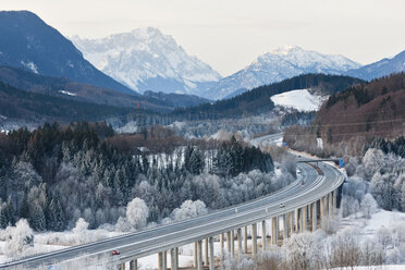 Deutschland, Bayern, Zugspitze, Blick auf die Autobahn Richtung Wettersteingebirge - FOF003362