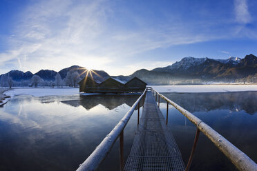 Deutschland, Bayern, Kochelsee, Blick auf Steg und Hütten am See mit Bergen im bayerischen Voralpenland - FOF003364