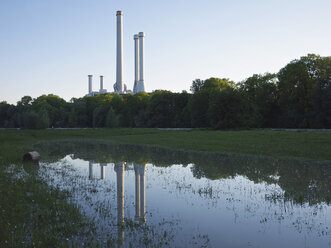 Deutschland, München, Blick auf ein Heizkraftwerk mit der Isar im Vordergrund - LFF000227