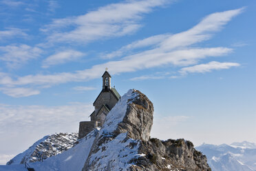 Süddeutschland, Oberbayern, Blick auf die kleine Kirche auf dem Wendelstein - FOF003374