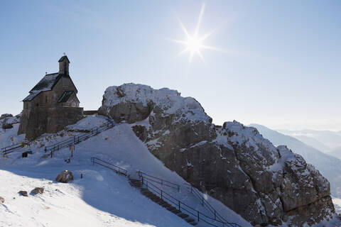 Süddeutschland, Oberbayern, Blick auf die kleine Kirche auf dem Wendelstein, lizenzfreies Stockfoto