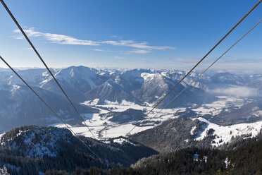 Süddeutschland, Oberbayern, Bayrischzell, Blick auf Wendelstein-Seilbahn mit Mangfallgebirge und Bayerischen Voralpen im Hintergrund - FO003381