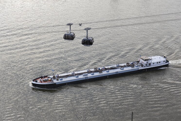 Koblenz, Tankschiff auf dem Rhein mit zwei Wagen der Seilbahn, die den Fluss überqueren - MSF002465