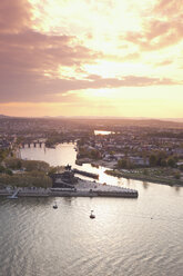 Koblenz, Ehrenbreitstein, Blick auf das Deutsche Eck mit Seilbahn über zwei Flüsse bei Sonnenuntergang - MSF002443