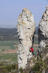 Deutschland, Bayern, Franken, Fränkische Schweiz, Walberla, Blick auf reife Frau beim Wandern in der Nähe von Felsformationen am Berg - SIEF001408