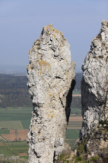 Deutschland, Bayern, Franken, Fränkische Schweiz, Walberla, Blick auf Felsformationen am Berg - SIEF001409