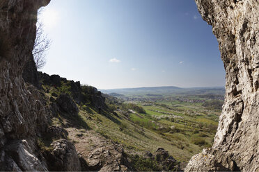 Deutschland, Bayern, Franken, Fränkische Schweiz, Walberla, Blick auf Landschaft von Felsen - SIEF001410