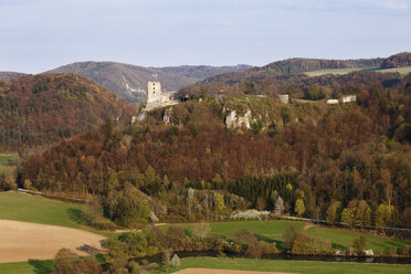 Deutschland, Franken, Fränkische Schweiz, Wiesenttal, Blick auf die Burgruine Neideck mit Fluss im Vordergrund - SIEF001441