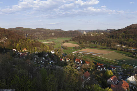 Deutschland, Franken, Fränkische Schweiz, Wiesenttal, Blick auf die Burgruine Neideck mit Dorf im Vordergrund, lizenzfreies Stockfoto