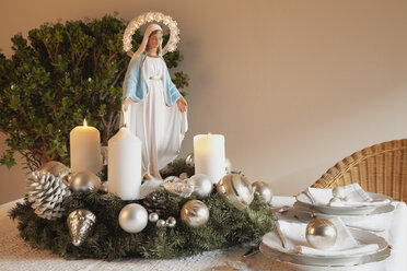 Deutschland, Köln, Traditioneller Tannenbaum, Blaufichten-Adventskranz mit Kerzen und Madonnenstatue auf dem Weihnachtstisch - GWF001449