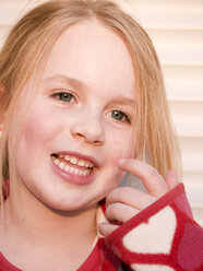 Germany, Bavaria, Close up of girl looking away, smiling - LFF000246