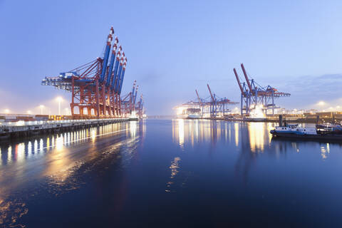 Deutschland, Hamburg, Burchardkai, Blick auf Containerschiff im Hafen, lizenzfreies Stockfoto