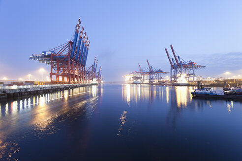 Deutschland, Hamburg, Burchardkai, Blick auf Containerschiff im Hafen - MSF002461