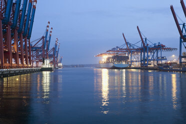 Deutschland, Hamburg, Burchardkai, Blick auf Containerschiff im Hafen - MSF002462