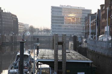Deutschland, Hamburg, Blick auf Bürogebäude Deichtor und Boot im Vordergrund - MSF002464