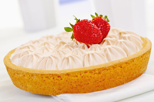 Close up of strawberry baiser cake with fresh strawberries - TSF000241