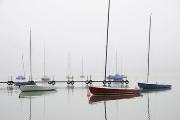 Deutschland, Bayern, Wörthsee, Blick auf Segelboote im Nebel - MOF000163