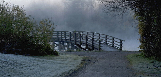 Germany, Bavaria, Amper, View of bridge in mist - MOF000168