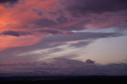 Deutschland, Bayern, Blick auf schönen Sonnenuntergang über den Alpen - MOF000161