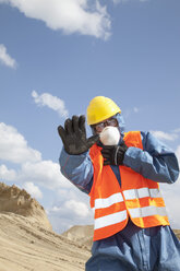 Deutschland, Bayern, Mann in Arbeitsschutzkleidung bei Sanddüne - MAEF003316