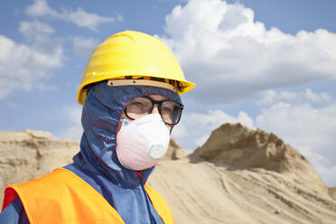 Deutschland, Bayern, Mann in Arbeitsschutzkleidung an Sanddüne - MAEF003320