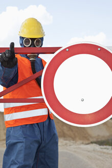 Deutschland, Mann in Arbeitsschutzkleidung bei Stoppschild - MAEF003323