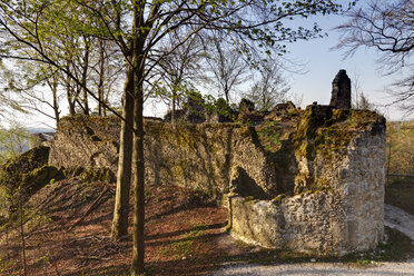 Germany, Bavaria, Franconia, Upper Franconia, Franconian Switzerland, Pottenstein, View of Leienfels castle ruin - SIEF001462