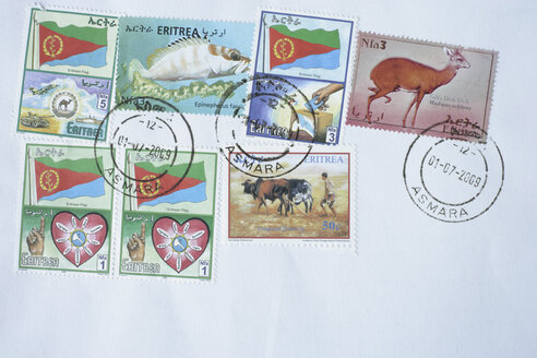 Nahaufnahme von entwerteten Briefmarken vor weißem Hintergrund - TCF001505