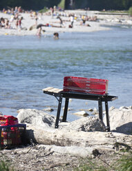 Deutschland, Bayern, München, Blick auf Grill in der Nähe der Isar mit Menschen im Hintergrund - LFF000278