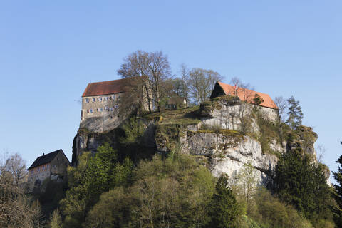 Deutschland, Bayern, Franken, Oberfranken, Fränkische Schweiz, Pottenstein, Blick auf Burg auf Berggipfel, lizenzfreies Stockfoto