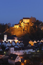 Deutschland, Bayern, Franken, Oberfranken, Fränkische Schweiz, Pottenstein, Blick auf Burg auf Berggipfel mit Stadt im Vordergrund - SIEF001479