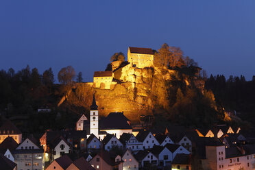 Deutschland, Bayern, Franken, Oberfranken, Fränkische Schweiz, Pottenstein, Blick auf Burg auf Berggipfel mit Stadt im Vordergrund - SIEF001480