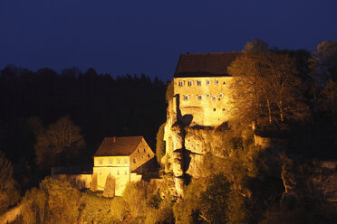 Deutschland, Bayern, Franken, Oberfranken, Fränkische Schweiz, Pottenstein, Blick auf Burg auf Berggipfel bei Nacht - SIEF001481