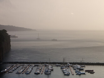 Süditalien, Amalfiküste, Piano di Sorrento, Blick auf den Hafen bei Sonnenaufgang - LFF000297