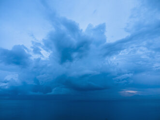 Süditalien, Amalfiküste, Piano di Sorrento, Blick auf Gewitterwolken am Meer - LFF000282