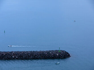 Süditalien, Amalfiküste, Piano di Sorrento, Blick auf Pier mit Booten im Meer - LFF000283