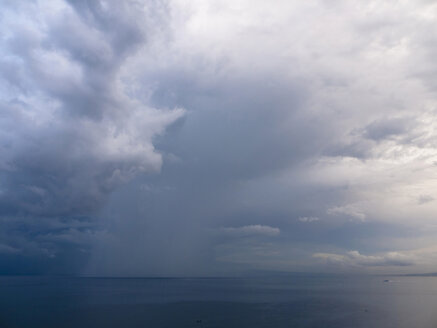 Süditalien, Amalfiküste, Piano di Sorrento, Blick auf Gewitterwolken am Meer - LFF000285