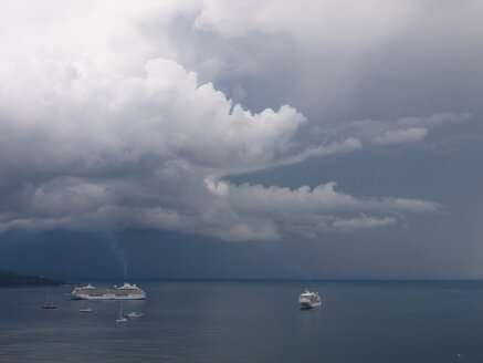 Süditalien, Amalfiküste, Piano di Sorrento, Blick auf Gewitterwolken und Kreuzfahrtschiffe auf See - LFF000287