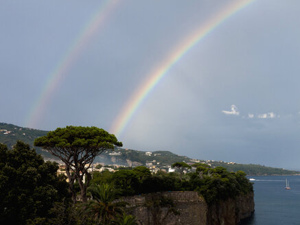 Süditalien, Amalfiküste, Piano di Sorrento, Blick auf schönen Regenbogen im Meer mit Klippe im Vordergrund - LFF000293