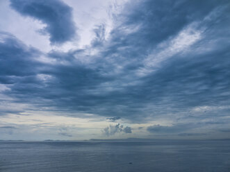 Süditalien, Amalfiküste, Piano di Sorrento, Blick auf bewölkten Himmel am Meer - LFF000280