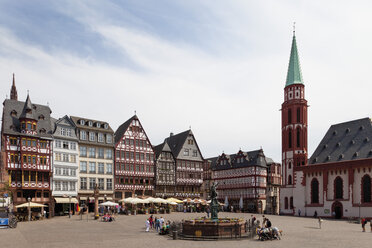 Deutschland, Hessen, Frankfurt, Römerberg, Blick auf die Statue der Lady Justice mit Fachwerkhäusern am Stadtplatz - CSF014890
