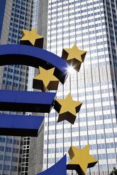 Europa, Deutschland, Hessen, Frankfurt, Blick auf das Euro-Symbol vor der Europäischen Zentralbank - CSF014915
