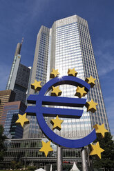 Europa, Deutschland, Hessen, Frankfurt, Blick auf das Euro-Symbol vor der Europäischen Zentralbank - CSF014916