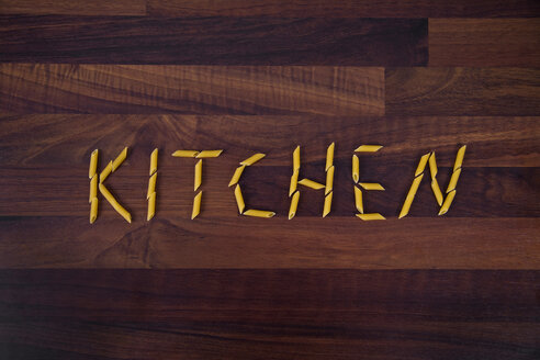 Close up of word kitchen written with penne on wooden background - TSF000257