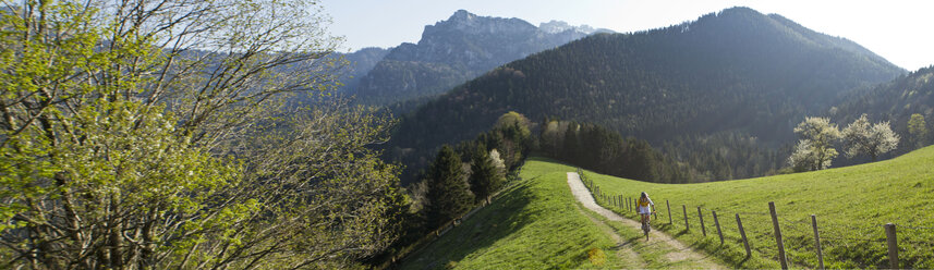 Deutschland, Bayern, Chiemgau, Frau beim Mountainbiken - FFF001155