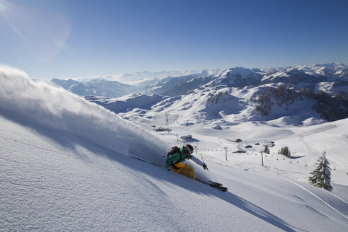 Österreich, Tirol, Kitzbühel, Älterer Mann beim Freestyle-Skifahren - FFF001157