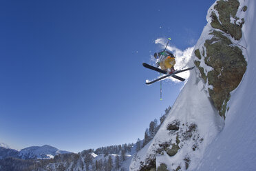 Austria, Tyrol, Kitzbuehel, Mature man doing freestyle skiing - FFF001158