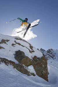 Österreich, Tirol, Pitztal, Älterer Mann beim Freestyle-Skifahren - FFF001223
